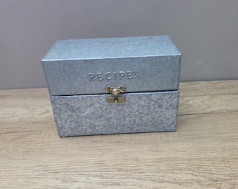 Metalowa skrzynka na przepisy od Hearth & Hand z magnolią