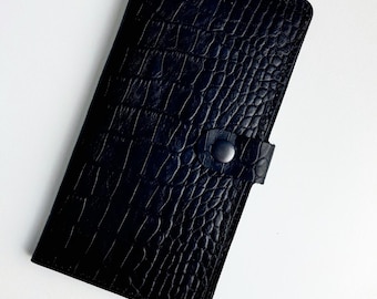 Crocodile Embossed Black Leather Wallet: Slim Bifold Design