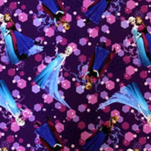 Puede incluir: Una tela con un patr&oacute;n repetido que presenta a los personajes Anna y Elsa de la pel&iacute;cula Frozen. Los personajes est&aacute;n sobre un fondo morado oscuro con formas geom&eacute;tricas rosas y moradas.