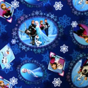 Puede incluir: Tela azul con personajes de la pel&iacute;cula "Frozen." El dise&ntilde;o incluye a Elsa, Anna, Kristoff, Olaf y Sven, sobre un fondo de copos de nieve y marcos ovalados. Adecuada para diversos proyectos de manualidades.