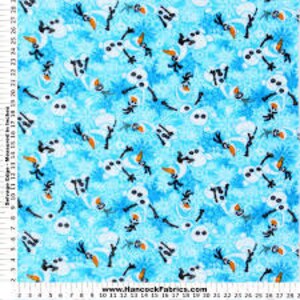 Puede incluir: Tela azul claro con un patr&oacute;n repetido de mu&ntilde;ecos de nieve de dibujos animados con narices de zanahoria naranja, brazos de palo negros y sombreros de copa negros. Tambi&eacute;n hay copos de nieve blancos. El borde de la tela muestra las medidas en pulgadas.