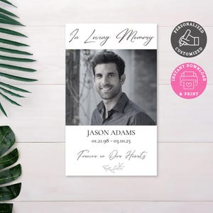 Può includere: Un biglietto commemorativo stampabile con una foto in bianco e nero di un uomo. Il testo recita "In Loving Memory", "Jason Adams", "01.21.98 - 03.10.25", e "Forever in Our Hearts".
