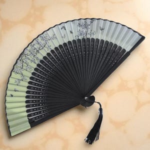 Bloemenhandwaaier voor zomerevenementen of reizen | Lichtgroene opvouwbare waaier met vlinder- en bloesemontwerp | Japans cadeau voor haar