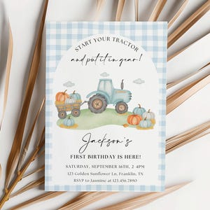 Könnte beinhalten: Einladung mit blau-weißem Vichy-Muster mit einer Aquarellillustration eines Traktors und Kürbissen. Der Text lautet "Start your tractor and put it in gear!" und "Jackson's First Birthday is Here!"