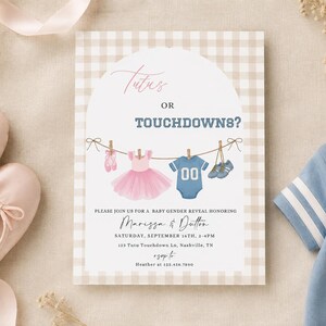 Pode incluir: Um convite para revelação de género com borda xadrez bege e centro arqueado. O texto diz Tutus OR TOUCHDOWN? com ilustrações de sapatilhas de ballet cor-de-rosa, um tutu rosa, uma camisola de futebol azul e chuteiras azuis num estendal.