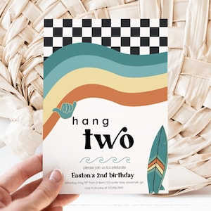 Könnte beinhalten: Eine Geburtstagseinladung mit Retro-Surf-Thema. Die Karte zeigt einen karierten oberen Rand, ein Regenbogenwellen-Design und die Worte "hang two". Eine türkisfarbene Surfbrettgrafik befindet sich auf der rechten Seite. Die Einladung ist für Eastons 2. Geburtstag.