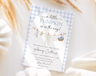 Blaue kleine Kürbis-Babyparty-Einladung, Ein kleiner Kürbis ist auf dem Weg, Herbst-Babyparty einladen, Herbst-Karo-Jungen-Baby-Blau-Sprenkel