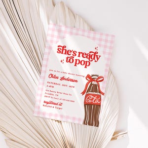Sie ist bereit für Babyparty-Einladungen, Soda Pop Shoppe-Thema-Party-Einladungen, Gingham-Plaid, rosa und rote Retro Vintage, Cola-Junge-Mädchen-Schleife