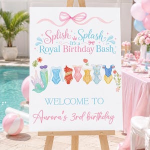 Peut inclure: Un panneau de bienvenue d'anniversaire rectangulaire blanc sur un chevalet en bois avec un nœud rose, du texte bleu et rose Splish Splash It's a Royal Birthday Bash, sept illustrations de maillots de bain de princesse et Aurora's 3rd birthday.