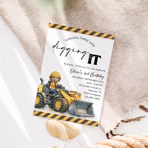 Op de afbeelding: Een verjaardagsuitnodiging met een aquarel illustratie van een kind dat een gele bouwmachine bestuurt. De tekst luidt "Turning Three and Digging It" en bevat feestdetails: datum, tijd, locatie en RSVP-informatie.