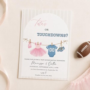 Puede incluir: Una tarjeta de invitación rectangular para revelación de género con fondo de rayas gris claro y diseño arqueado. El texto dice Tutus OR TOUCHDOWNS? con ilustraciones de un tutú rosa, zapatillas de ballet, una camiseta azul y botas de fútbol.