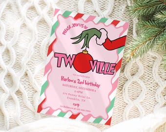 Puede incluir: Una tarjeta de invitación rosa y blanca con el texto "PLEASE JOIN US IN TWO VILLE" y "Harlow's 2nd birthday". La tarjeta presenta una mano de dibujos animados sosteniendo un adorno rojo. La tarjeta está decorada con rayas rojas, rosas y verdes.