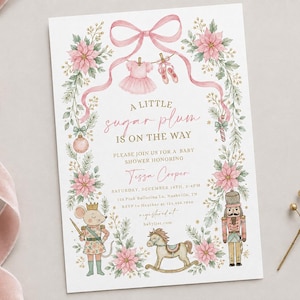 Puede incluir: Una tarjeta de invitación rectangular para baby shower con un lazo rosa, un tutú y zapatillas de ballet en la parte superior. El texto dice A LITTLE sugar plum IS ON THE WAY. Incluye ilustraciones de un ratón, un caballito y un cascanueces.