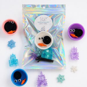 Pu&ograve; includere: Una tazza di ceramica bianca con manico nero e la scritta "But First, Coffee" in grassetto nero. La tazza &egrave; posta su uno sfondo sfocato, che suggerisce un'atmosfera accogliente.