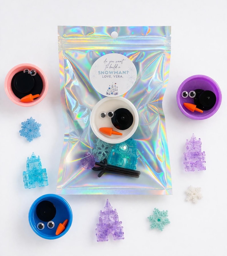 Pu&ograve; includere: Una tazza di ceramica bianca con manico nero e la scritta "But First, Coffee" in grassetto nero. La tazza &egrave; posta su uno sfondo sfocato, che suggerisce un'atmosfera accogliente.