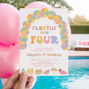 Könnte beinhalten: Eine Geburtstagseinladung mit dem Text "FLOATIN' INTO FOUR" und "Abigail's 4th Birthday". Die Einladung wird vor rosa Luftballons und einem Swimmingpool gehalten. Die Einladung hat ein Strandthema.