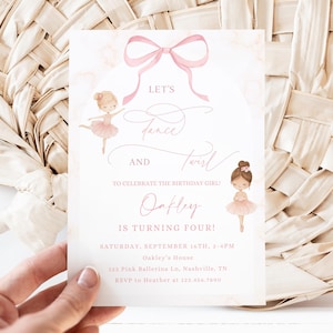 Può includere: Un biglietto d'invito rosa e bianco con il testo "Let's Dance and Twirl" e "Oakley compie quattro anni!" presenta illustrazioni di ballerine e un fiocco. Il biglietto è tenuto contro uno sfondo intrecciato.