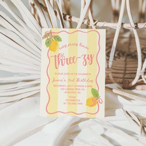K&ouml;nnte beinhalten: Eine Geburtstagseinladung mit gelb-rosa gestreiftem Hintergrund. Der Text lautet "easy peasy lemon Three-zy" in rosa Schrift. Die Einladung enth&auml;lt Details f&uuml;r eine 3. Geburtstagsfeier, mit Zitronenillustrationen.