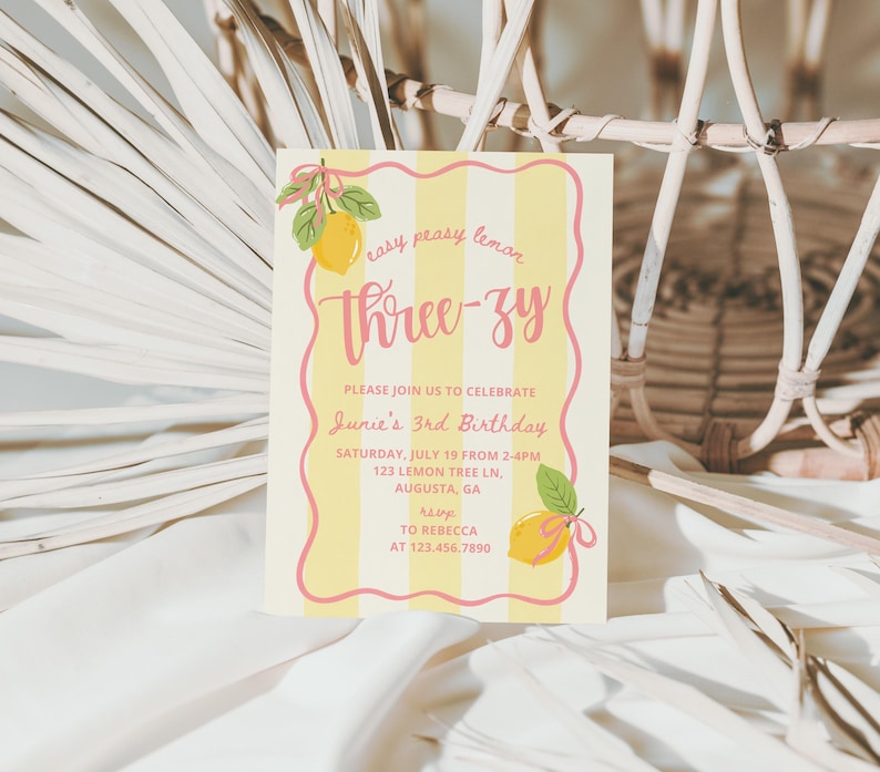 K&ouml;nnte beinhalten: Eine Geburtstagseinladung mit gelb-rosa gestreiftem Hintergrund. Der Text lautet "easy peasy lemon Three-zy" in rosa Schrift. Die Einladung enth&auml;lt Details f&uuml;r eine 3. Geburtstagsfeier, mit Zitronenillustrationen.