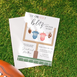 Könnte beinhalten: Eine Einladungskarte zur Geschlechtsenthüllung mit einer Grafik eines Football-Torpfostens und einer Wäscheleine, an der ein blauer Babybody, ein rosa Babybody und zwei Footballs hängen. Der Text lautet HE OR SHE? blitz ON OVER TO SEE!.