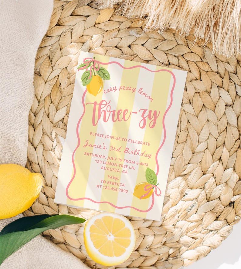 K&ouml;nnte beinhalten: Eine Geburtstagseinladung mit Zitronen-Thema. Die Einladung hat gelbe und wei&szlig;e Streifen mit den Worten "Three-zy" in Rosa. Die Einladung enth&auml;lt auch den Text "easy peasy lemon" und "Junie's 3rd Birthday".