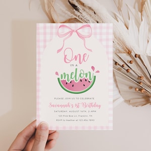 Puede incluir: Una invitación de cumpleaños rosa y blanca con el texto "One in a melon". La invitación presenta un gráfico de sandía y un patrón de cuadros rosas. La invitación es para el primer cumpleaños de Savannah.