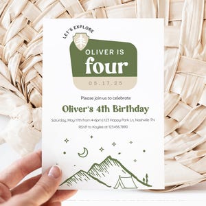 Invito per camper "FOUR Let's Explore", festa di compleanno per bambino in campeggio, invito con cartello del parco nazionale per Ranger delle Montagne Verdi di 4 anni