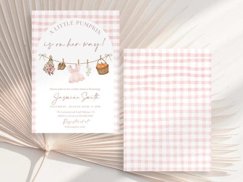 Peut inclure: Une invitation &agrave; une baby shower avec un fond &agrave; carreaux roses. L'invitation indique "A Little Pumpkin is on her way !" avec des illustrations de v&ecirc;tements de b&eacute;b&eacute; et un panier de citrouilles. Elle comprend le nom Jasmine Smith et les d&eacute;tails de l'&eacute;v&eacute;nement.