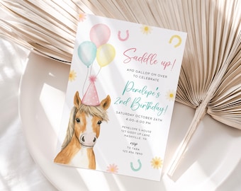 Op de afbeelding: Een aquarel uitnodiging voor een tweede verjaardag. Het ontwerp toont een paard met een feesthoed en ballonnen. De uitnodiging bevat de tekst "Saddle up!" en feestdetails.