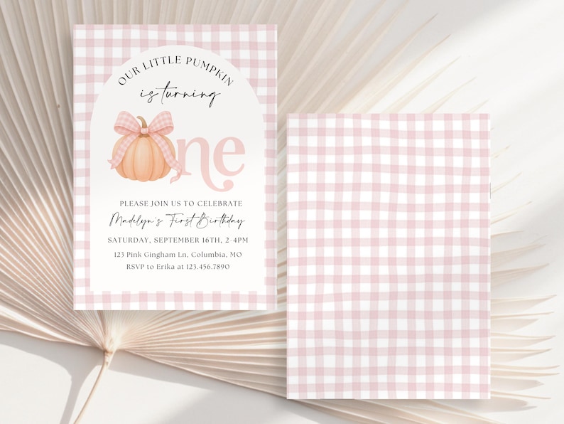 Op de afbeelding: Een rechthoekige verjaardagsuitnodigingskaart met een lichtroze en wit gingham-patroon. De kaart toont een pompoenillustratie met een bijpassende gingham-strik, de tekst Our Little Pumpkin is turning one en evenementdetails.