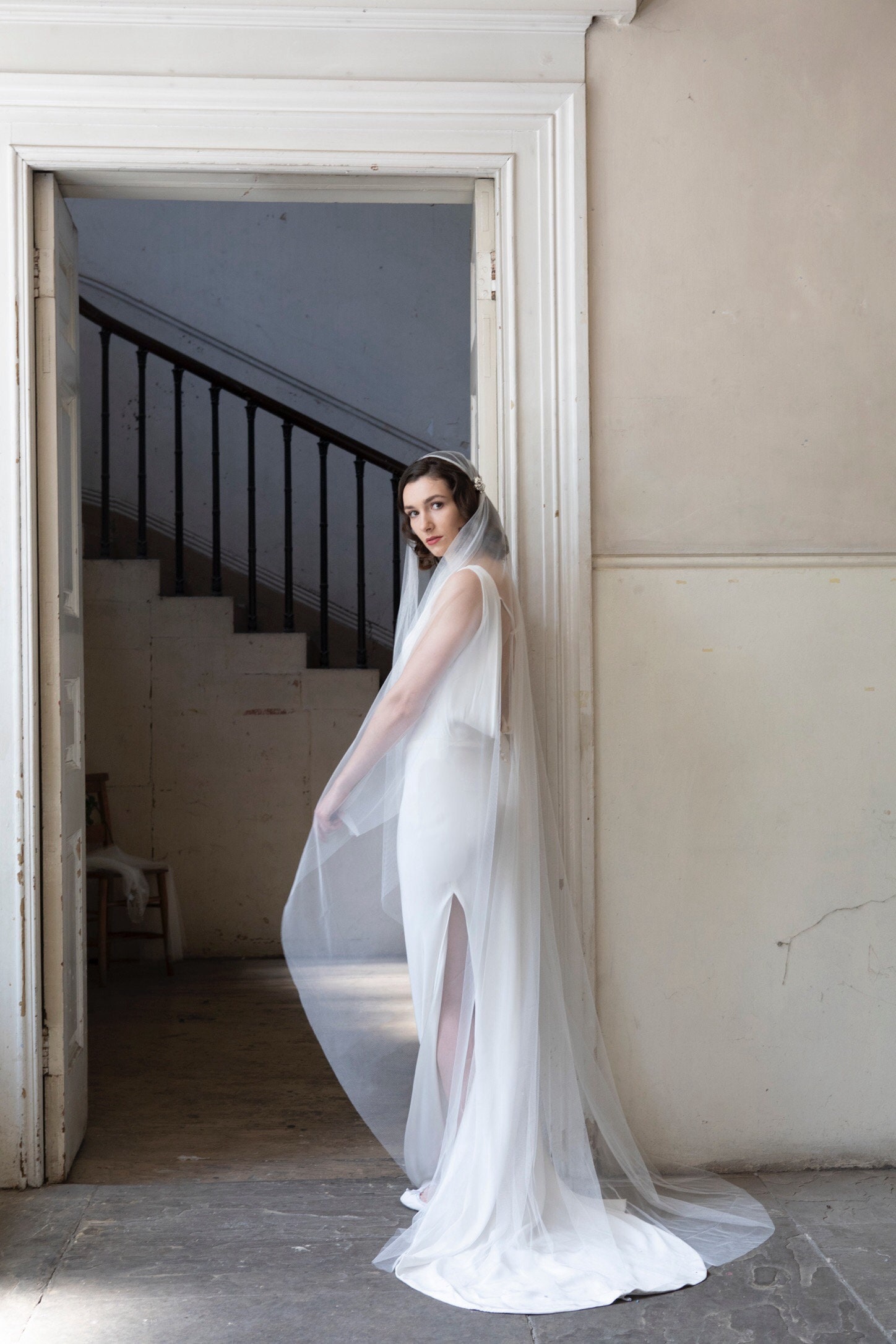 【バオバブの木】MANY WAY AIRY VEIL DRESS V Neckline Beaded Wedding Gown with Layered Skirt JB38641