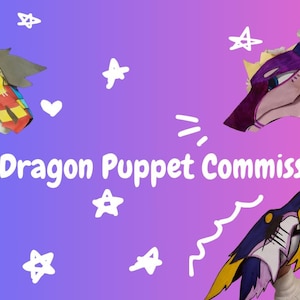 Puede incluir: Tres marionetas de dragón de papel sobre un fondo degradado de color púrpura y rosa con estrellas y corazones blancos dibujados a mano. El texto dice Paper Dragon Puppet Commissions!!!. Las marionetas son de papel amarillo, rojo, morado y azul.