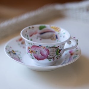 Taza de té y platillo antiguos pintados a mano
