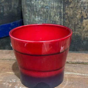 Maceta retro de cerámica esmaltada roja y negra, fabricada en Alemania.