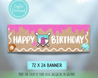 以下が含まれることがあります： 「HAPPY BIRTHDAY」の文字が入ったバナーで、野球をテーマにしたグラフィックが特徴です。バナーのサイズは183 x 61 cmで、上部にピンク色のアイシングとスプリンクルが付いています。野球グローブ、ボール、ヘルメット、数字の8が入った野球バットが含まれています。