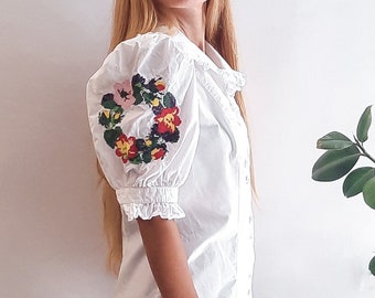 Vintage white tyrolean blouse with puff embroidered floral sleeves / Vintage austrian white blouse / Vintage romantic blouse / 1980