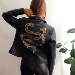 PIÈCE D'EXEMPLE//sur commande/veste kundalini dorée//veste en cuir végétalienne unique/veste en similicuir dorée/veste motard serpent doré