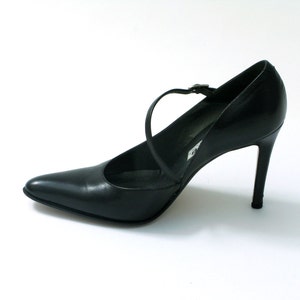 Vintage pointy black leather heels // Made in Italy Venice // 1990 image 3