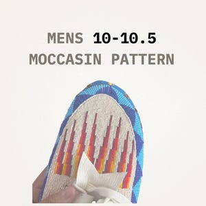 Puede incluir: Primer plano de un mocasín con cuentas en talla 10-10.5. El mocasín presenta una base color crema con un colorido patrón geométrico en rojo, amarillo y azul. El texto "MENS 10-10.5 MOCCASIN PATTERN" se muestra encima del zapato.