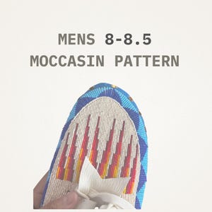 Puede incluir: Primer plano de un patrón de mocasín con cuentas en tonos azules, rojos, amarillos y blancos. El texto "MENS 8-8.5 MOCCASIN PATTERN" se muestra encima del mocasín.