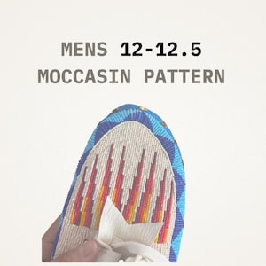 Może przedstawiać: Zbliżenie wzoru mokasynów z koralików w odcieniach niebieskiego, czerwonego, żółtego i białego. Tekst "MENS 12-12.5 MOCCASIN PATTERN" jest wyświetlany nad butem. But jest trzymany przez dłoń.