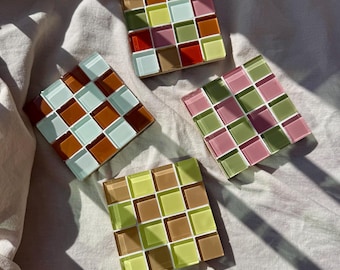 Posavasos de mosaico de vidrio hechos a mano con tonos neutros pastel apagados e iluminados por el sol