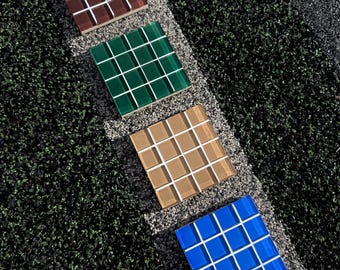 Posavasos de vidrio hechos a mano con diseño de cuadrícula modular: azul, beige y verde