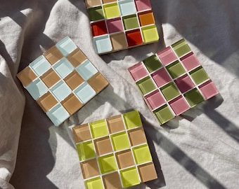 Conjunto de porta-copos artesanais em mosaico de vidro, em tons pastel suaves e neutros (atualizado).