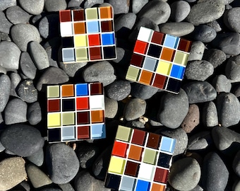 Juego multicolor con diseños inspiradores: posavasos de azulejos de vidrio hechos a mano.