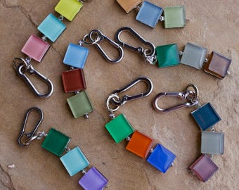 Pingentes de azulejo de vidro coloridos e robustos – Chaveiro para bolsa com pingente em formato de bloco quadrado colorido