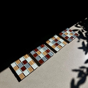 Posavasos de azulejos de vidrio con diseño de patchwork hechos a mano – Juego en azul, coñac y beige