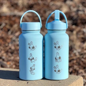 Mudkip Water Bottle Engraved Coffee Tumbler with Mystery Dungeon Scarf, Hoenn Water Starter Waterbottle Thermos, Cute Anime Birthday Gift