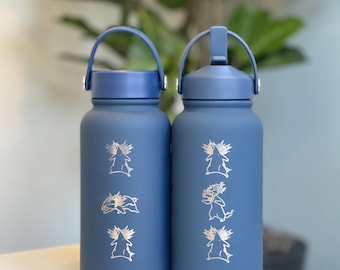 Typhlosion Gravierte Wasserflasche mit Hisuian Typhlosion Wasserflasche Kaffeebecher, Johto Starter Anime Fan Reisebecher Geschenk