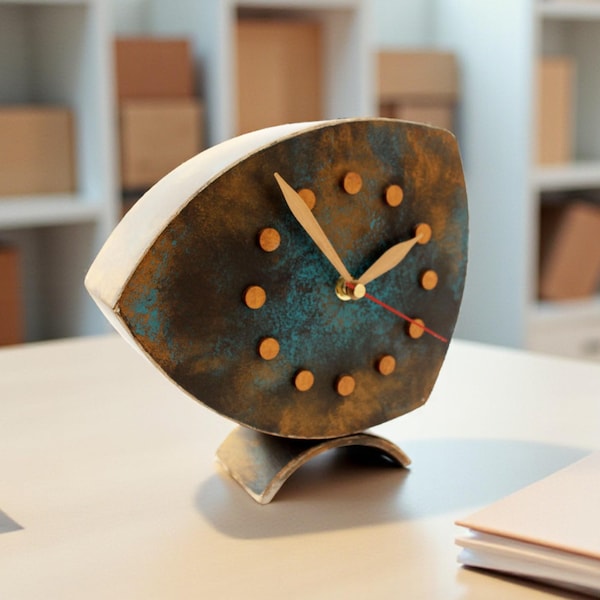 Handgemaakte houten tafelklok: gouden patina turquoise bruin, asymmetrisch bureau decor